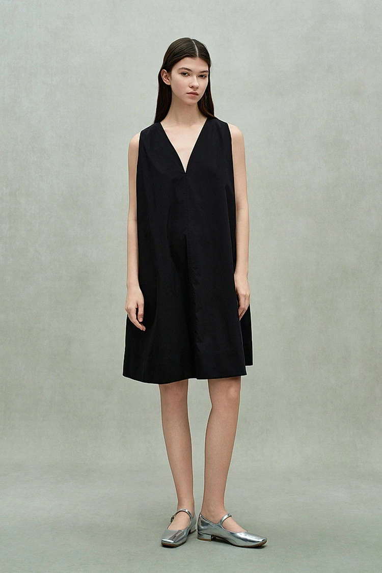 Lässiges Damenkleid aus Baumwolle mit tiefem V-Ausschnitt